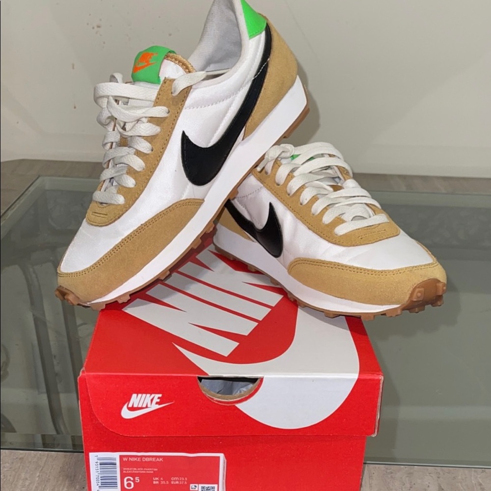 Brand New never worn Nike wmn  DayBreak sneakers.